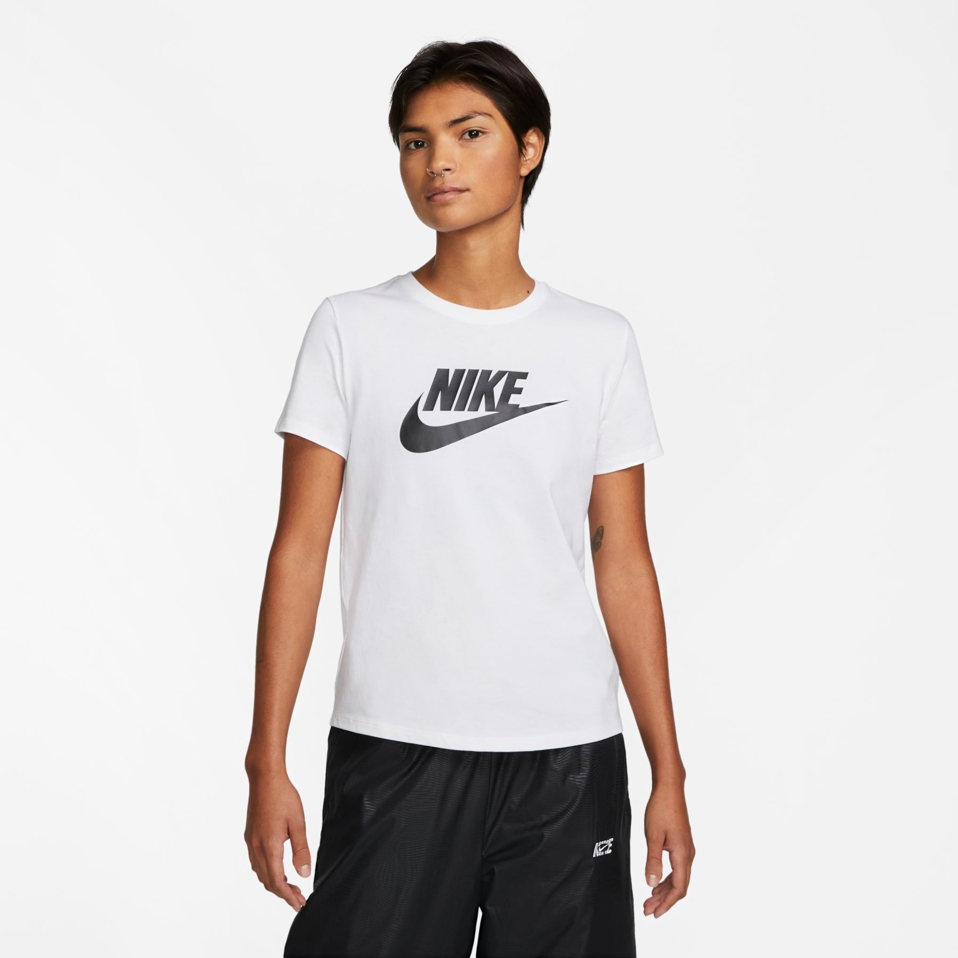 Brazil product data sample: Camiseta Nike Sportswear Essentials Feminina Branco
